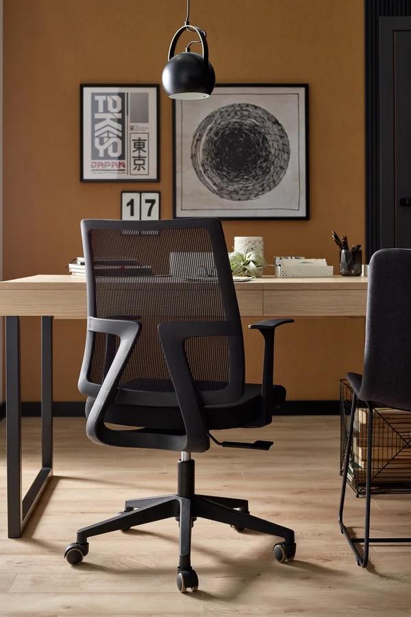 Czarny fotel ergonomiczny z obrotową podstawą 